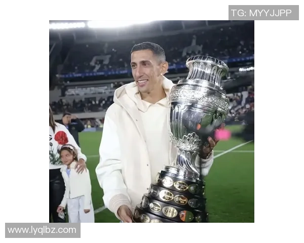 如何通过细节刻画展现足球明星迪马利亚的运动风采与个人魅力